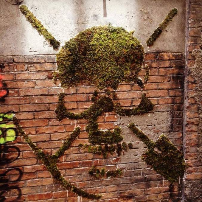 green - street art - grenoble - crane vegetal