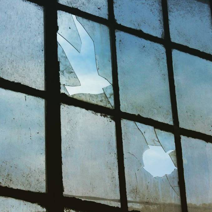 "Camouflage" Tribute to René Magritte par Pejac - photo @pejac_art