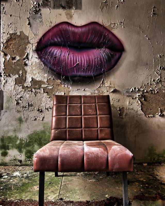 urbex - street art avenue - pink mosaic